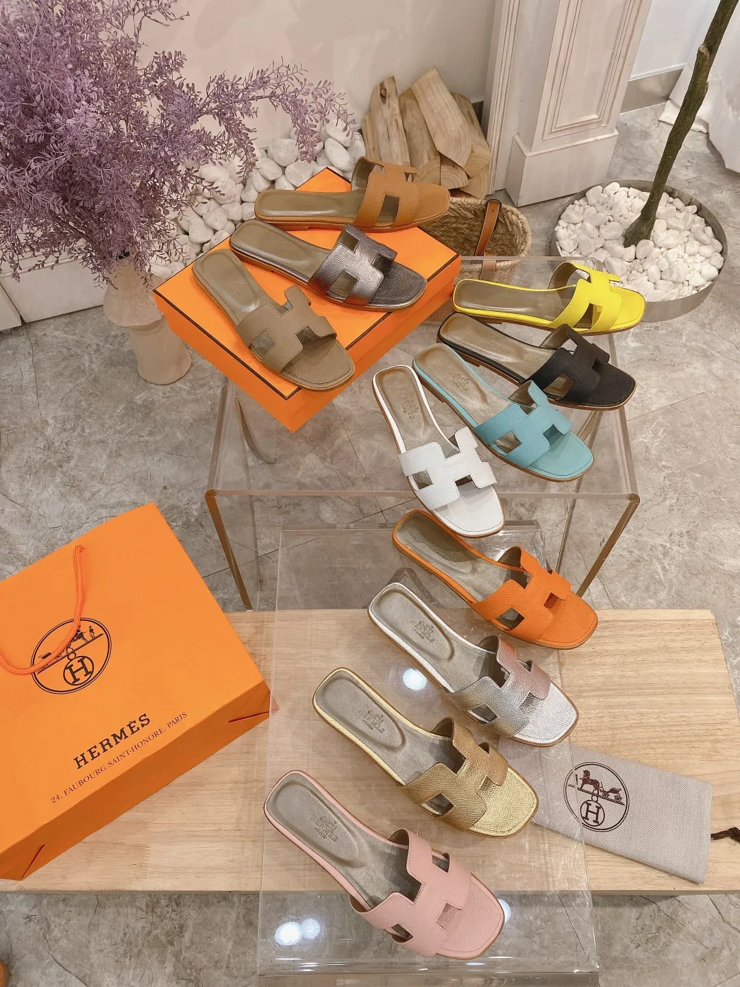 👟👟Ex-factory price 300👟👟 Genuine leather sole +40 🦄Hermès "Palm Print" has added new color sandals, "Year-round shipment" with three-dimensional concave and convex feeling on the classic "H" upper... It is a must-have item in your wardrobe, and it is magically versatile in this summer! This model fully demonstrates the classic Hermès style "palm print". Classic calfskin material ~ imported sheepskin. Lining 🐎Size: 34~42. Heel height ② type: low heel 1.5cm. Medium heel 4.5cm. Genuine leather sole +40 rubber sole.